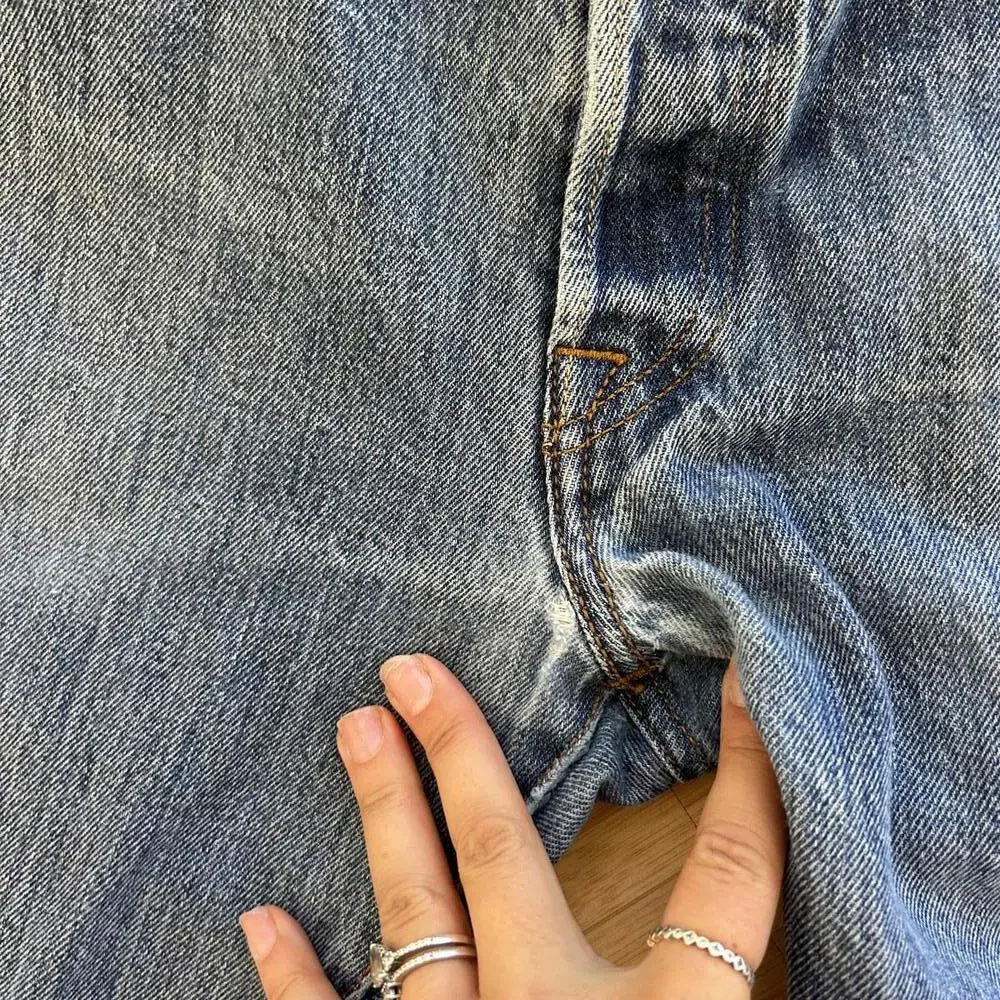 Levi’s 501 Jeans Men’s 32x32 Straight Leg Blue Denim Small Stain Tiny Hole